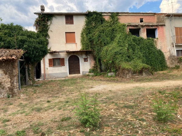 Fabbricato semi-indipendente su 3 livelli, Piedimonte San Germano Residenziale