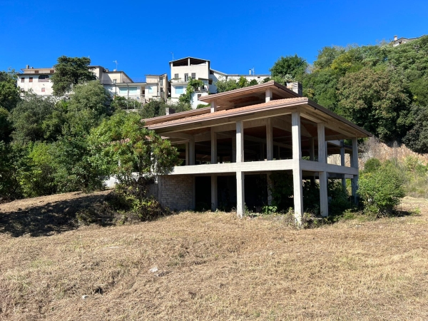 Rustico su 3 livelli da rifinire, in vendita,Sant'Andrea Del Garigliano. Residenziale