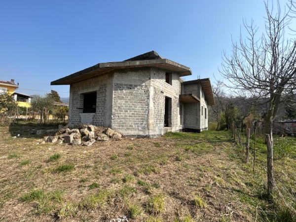 Rustico da rifinire su 3 livelli, in vendita, Cassino. Residenziale