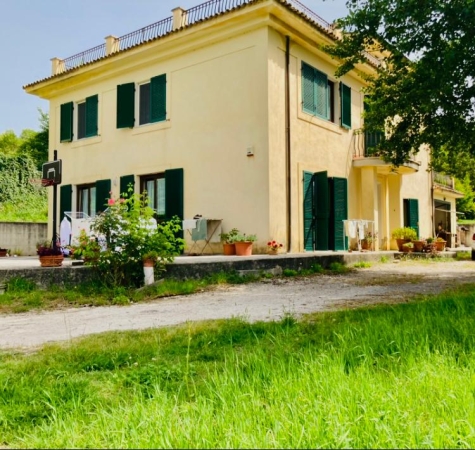Villa su 3 livelli, zona panoramica, in vendita, Cervaro Residenziale