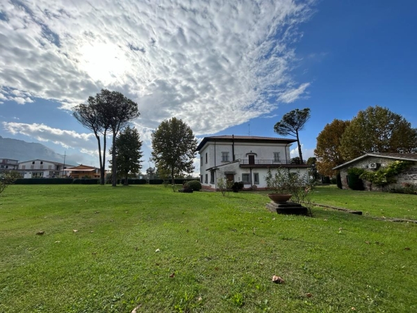 Villa del primo '900 immersa nel verde, in vendita, Cassino Residenziale