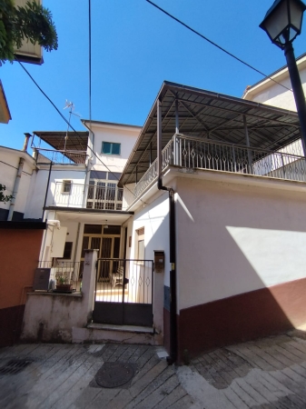 Semi-indipendente su 3 livelli, centro storico, Valleluce Residenziale