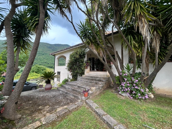 Casa indipendente su due livelli, in vendita, Cassino. Residenziale