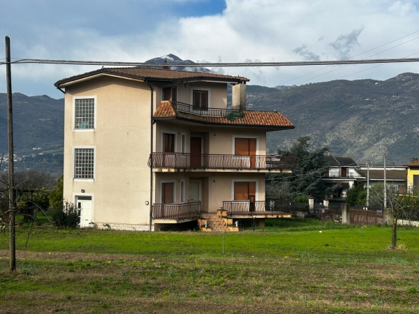 FABBRICATO CIELO-TERRA SU TRE LIVELLI, IN VENDITA, SANT'ELIA Residenziale