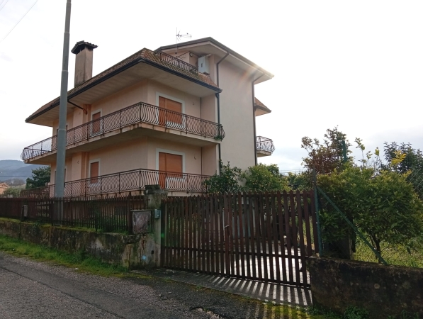 FABBRICATO CIELO-TERRA SU TRE LIVELLI, IN VENDITA, SANT'ELIA Residenziale