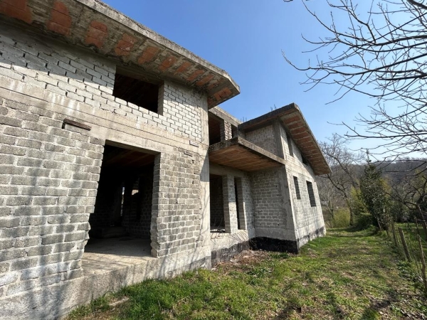 Villa allo stato rustico, San Pasquale, Cassino. Residenziale